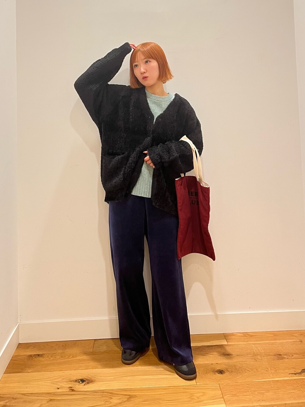 ブルー系のニット/セーター、グレー系のその他パンツ、グレー系のカーディガン/ボレロを着用したレディースの冬コーディネートの2枚目の写真