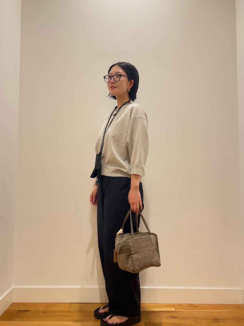 ベージュ系のその他トップス、ブルー系のその他パンツ、イエロー系のハンドバッグを着用したレディースの秋コーディネートの2枚目の写真