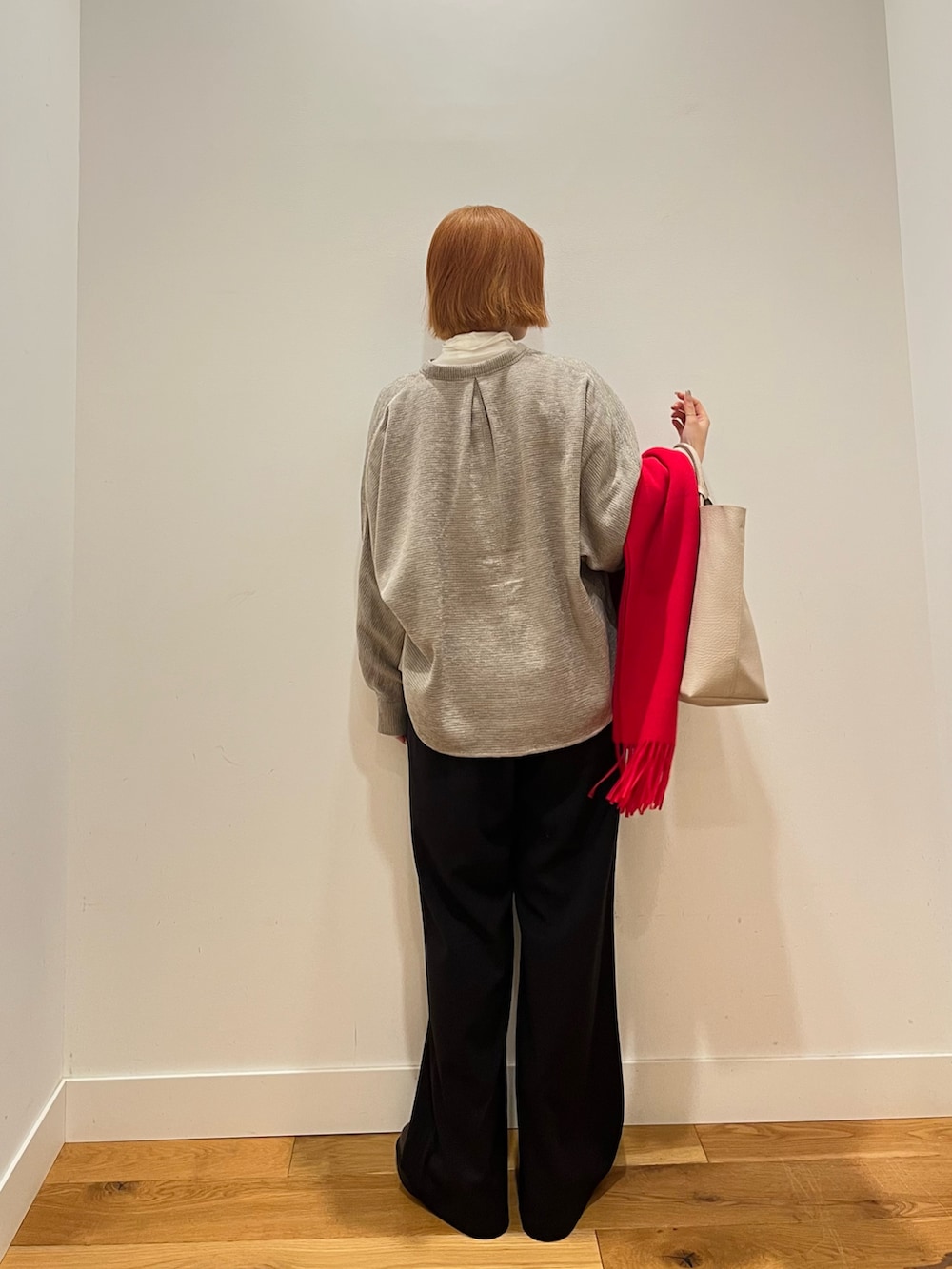 ベージュ系のシャツ/ブラウス、ホワイト系のTシャツ/カットソー、ベージュ系のバッグを着用したレディースの冬コーディネートの3枚目の写真