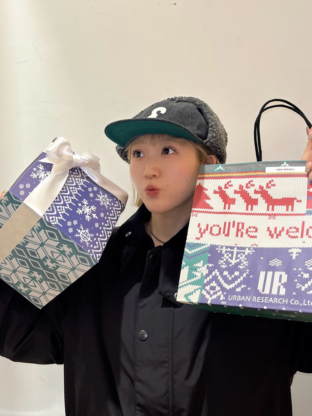 ホワイト系のシャツ/ブラウス、ブラック系のその他アウター、ブルー系のニット/セーターを着用したレディースの冬コーディネートの2枚目の写真