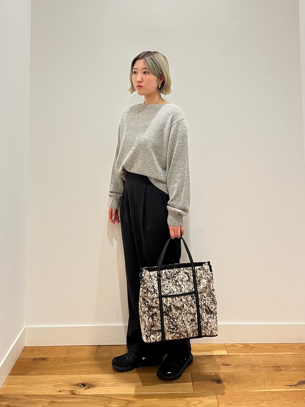 ブラック系のその他パンツ、ブラック系のニット/セーターを着用したレディースの春コーディネートの2枚目の写真