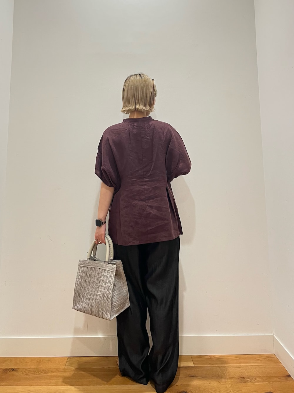 レッド系のシャツ/ブラウス、ブラック系のデニムパンツ、グレー系のハンドバッグを着用したレディースの夏コーディネートの4枚目の写真