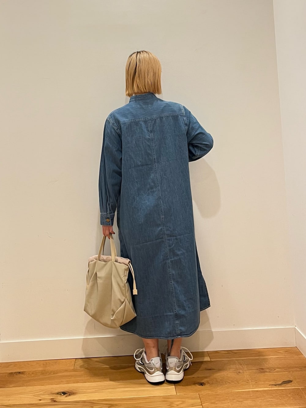 ブルー系のワンピースを着用したレディースの冬コーディネートの3枚目の写真