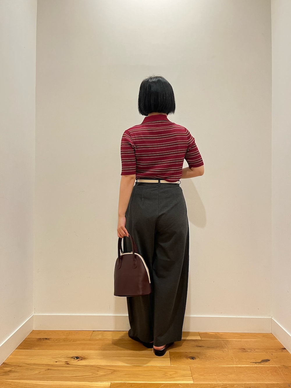 グレー系のその他パンツ、レッド系のハンドバッグ、ブラック系のその他シューズを着用したレディースの秋コーディネートの3枚目の写真
