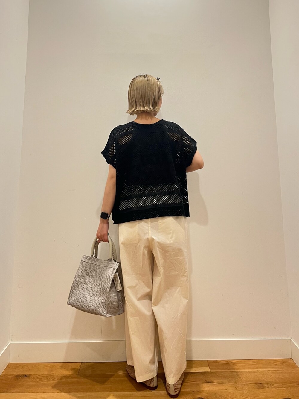 ホワイト系のその他パンツ、ブラック系のトップスを着用したレディースの夏コーディネートの3枚目の写真