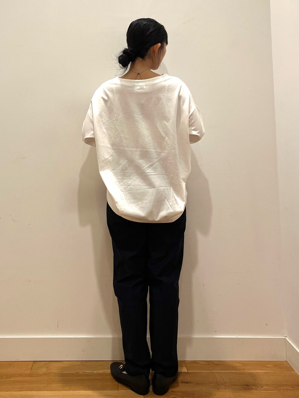 ホワイト系のTシャツ/カットソー、ブルー系のその他パンツ、ブラック系のパンプスを着用したレディースの秋コーディネートの3枚目の写真