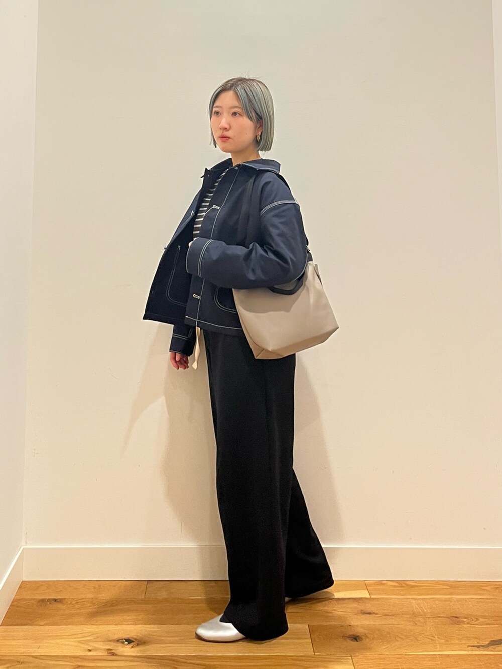 ブルー系のカバーオール、ブルー系のTシャツ/カットソーを着用したレディースの春コーディネートの2枚目の写真
