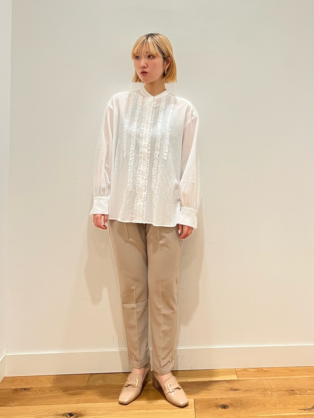 グレー系のスーツジャケット、ホワイト系のシャツ/ブラウス、ベージュ系のその他パンツを着用したレディースの冬コーディネートの4枚目の写真