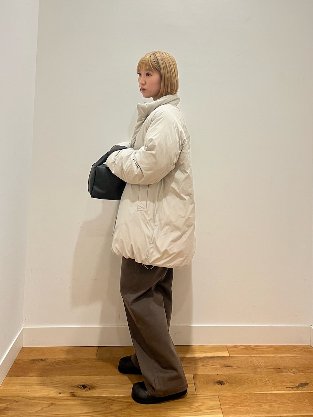 グレー系のニット/セーター、ベージュ系のブルゾン、グリーン系のその他パンツを着用したレディースの冬コーディネートの2枚目の写真