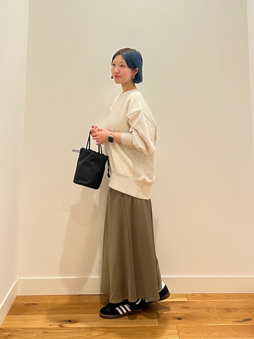 ベージュ系のスウェット、ベージュ系のスカートを着用したレディースの冬コーディネートの2枚目の写真