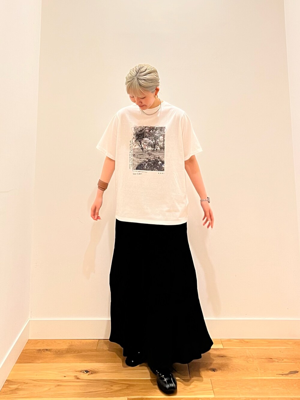 ホワイト系のTシャツ/カットソー、ブルー系のシャツ/ブラウス、ブラック系のスカートを着用したレディースの春コーディネートの4枚目の写真