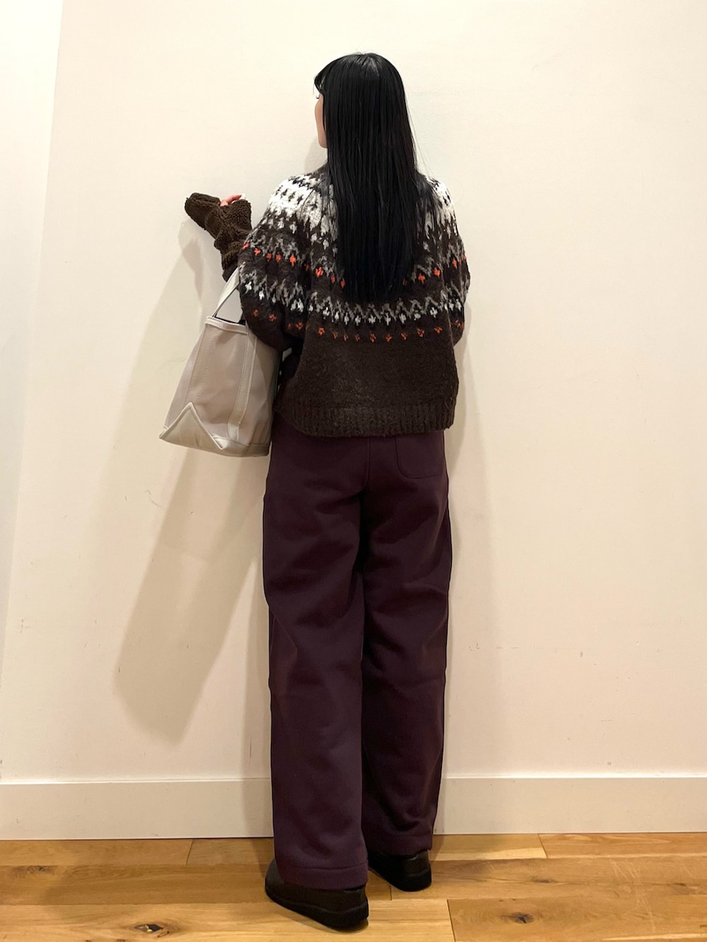 パープル系のその他パンツ、グレー系のトートバッグ、ブラウン系のニット/セーターを着用したレディースの秋コーディネートの3枚目の写真