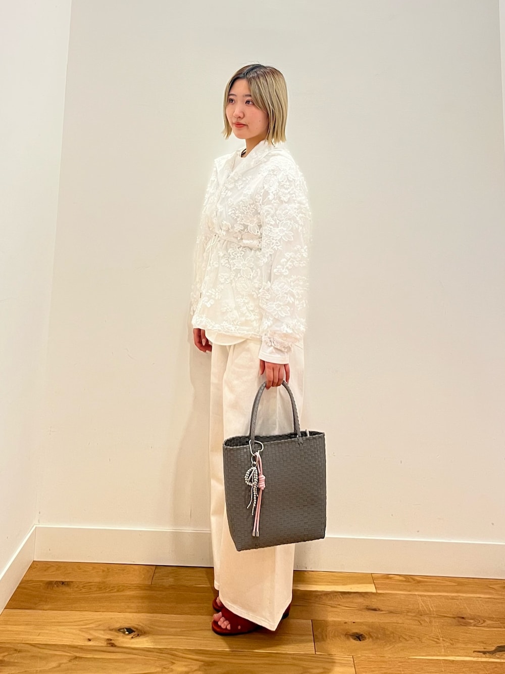 ホワイト系のデニムパンツ、ホワイト系のTシャツ/カットソー、ホワイト系のパーカーを着用したレディースの春コーディネートの2枚目の写真