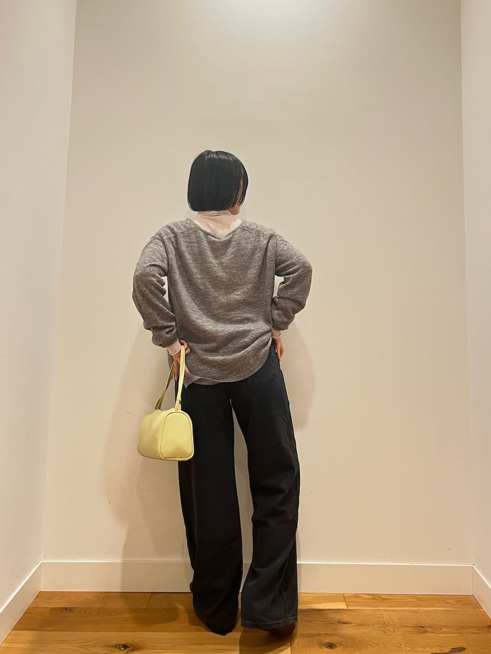 ピンク系のニット/セーター、グレー系のニット/セーター、ブラック系のデニムパンツを着用したレディースの秋コーディネートの4枚目の写真