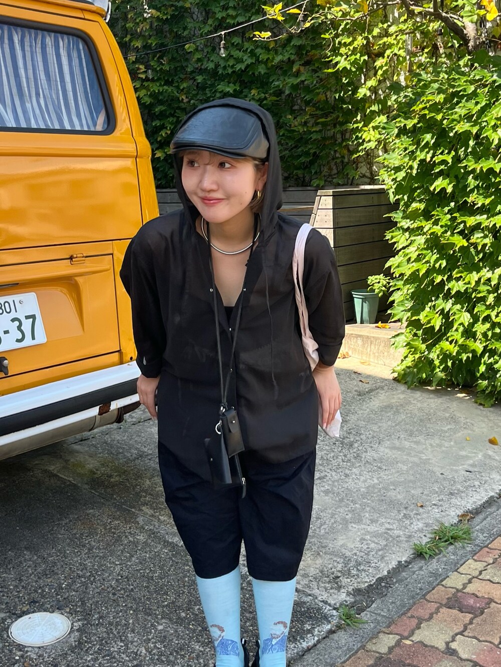 ブラック系のパンツ、ブラック系のシャツ/ブラウス、ブルー系のソックス/靴下を着用したレディースの秋コーディネートの5枚目の写真