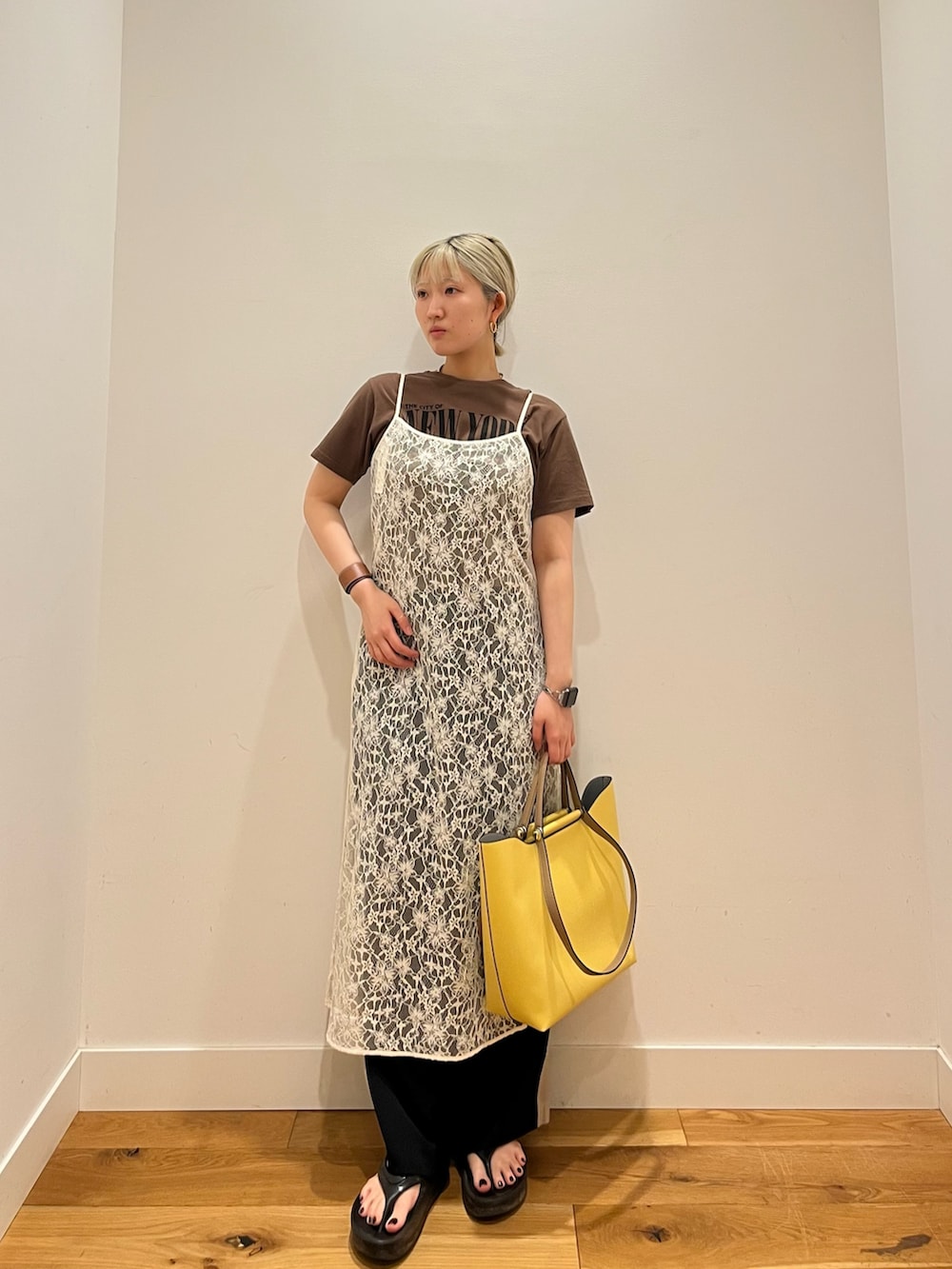 ブラウン系のTシャツ/カットソー、ホワイト系のワンピース、ブラック系のその他パンツを着用したレディースの春コーディネートの2枚目の写真