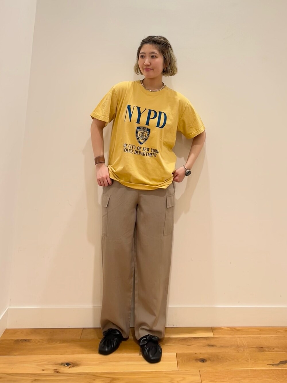 イエロー系のTシャツ/カットソー、ブルー系のシャツ/ブラウス、ベージュ系のその他パンツを着用したレディースの春コーディネートの5枚目の写真