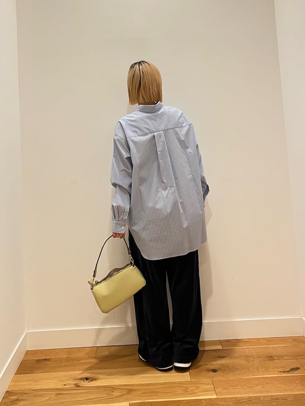 ブルー系のシャツ/ブラウス、ブルー系のその他パンツを着用したレディースの冬コーディネートの3枚目の写真