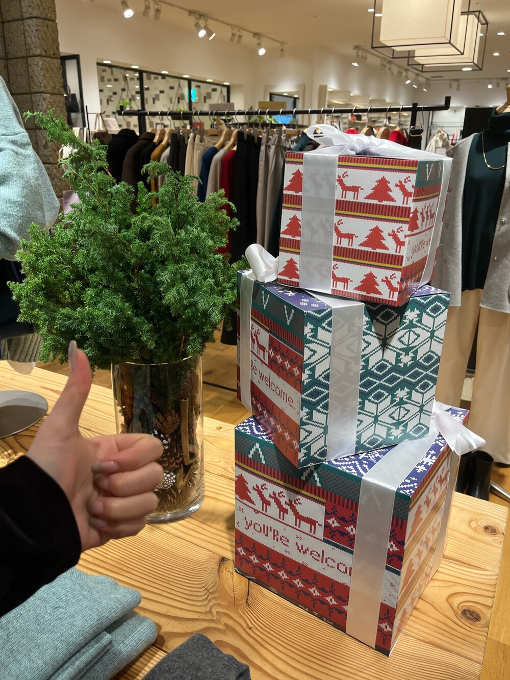 ホワイト系のシャツ/ブラウス、ブラック系のその他アウター、ブルー系のニット/セーターを着用したレディースの冬コーディネートの3枚目の写真