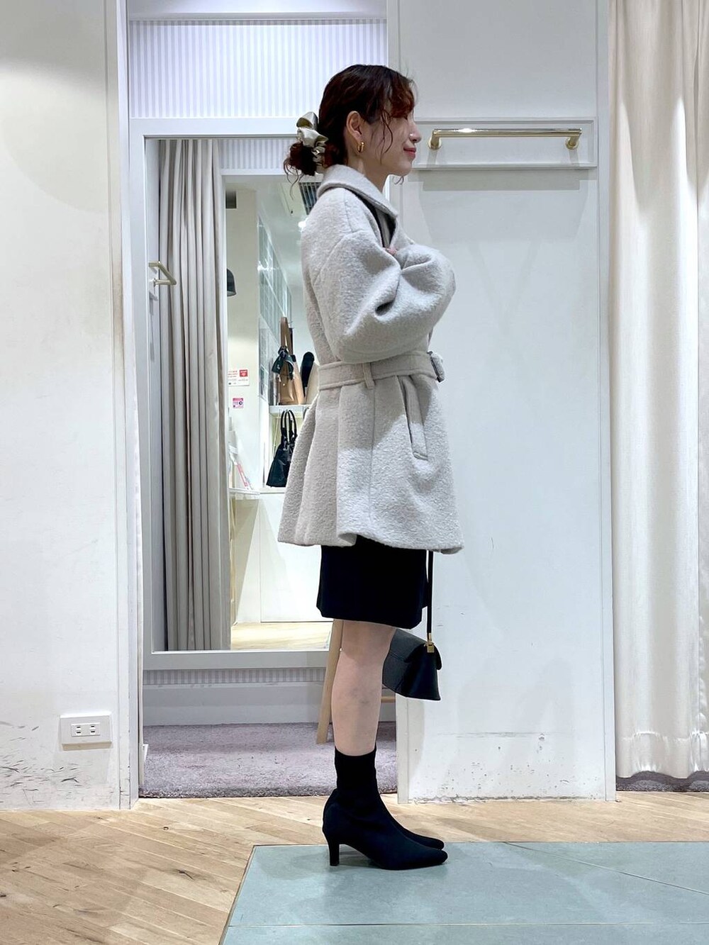 「リラックス、ヘルシー、ナチュラル、秋コーデ、冬コーデ、きれいめ、Andemiu、おでかけ、大人カジュアル、きれいめカジュアル、アウター、スカート、ミニスカート、ブーツ、デート/ロマンティック」｜「Andemiuのワンハンドルバッグ 103780（ショルダーバッグ、ブラック系）」を使った、miuさん（レディース・157cm）の冬コーディネートの2枚目の写真