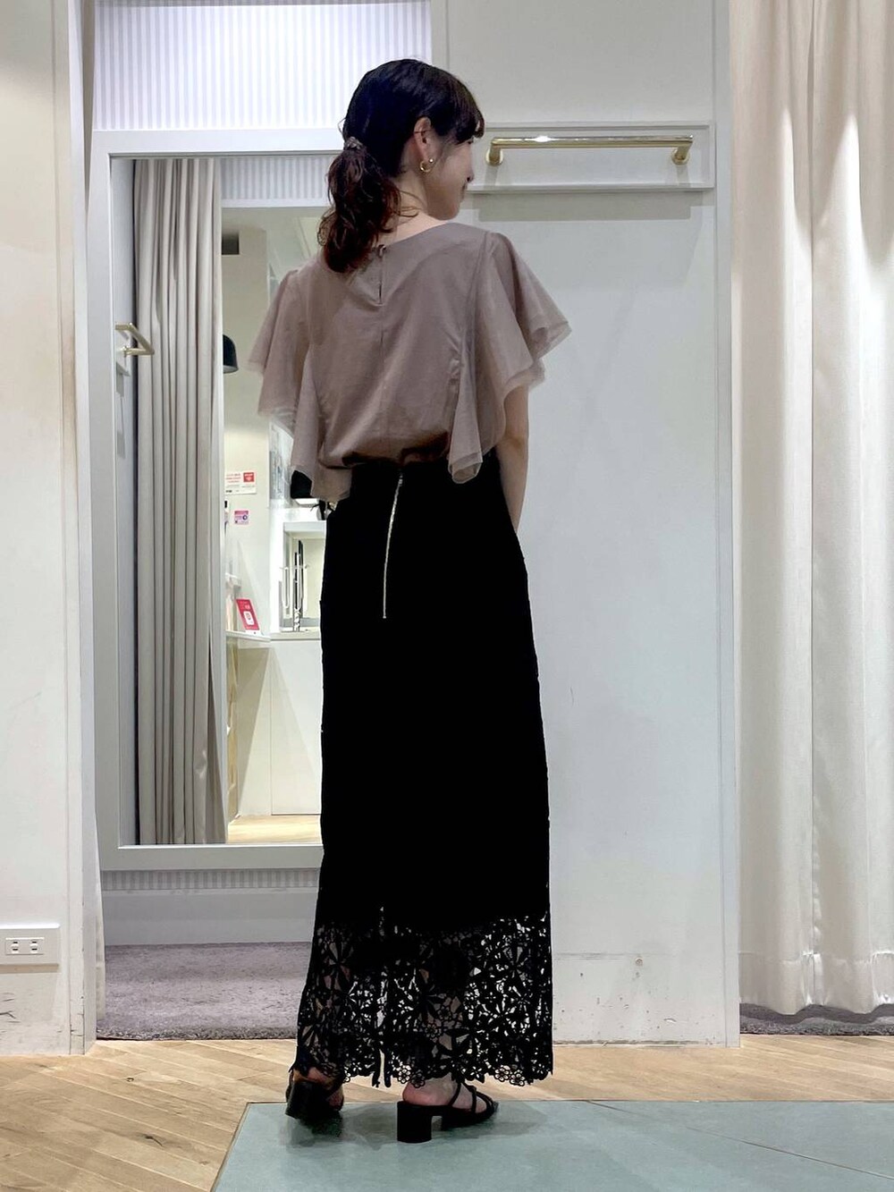 「きれいめカジュアル、Tシャツ、スカート、ロングスカート、ショルダーバッグ、ハンドバッグ、サンダル、おでかけ、大人カジュアル、きれいめ、Andemiu、リラックス、ヘルシー、ナチュラル」｜「AndemiuのレースＩラインスカート112733（スカート、ブラック系）」を使った、miuさん（レディース・157cm）の夏コーディネートの3枚目の写真