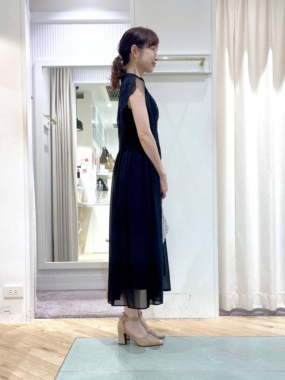 「リラックス、ヘルシー、ナチュラル、きれいめ、Andemiu、結婚式2次会、おでかけ、デート/ロマンティック、デートコーデ、ワンピース、パンプス、着痩せ・細見え、着痩せ」｜「AndemiuのメタリックヤーンBAG125042（ハンドバッグ、シルバー系）」を使った、miuさん（レディース・157cm）の夏コーディネートの2枚目の写真