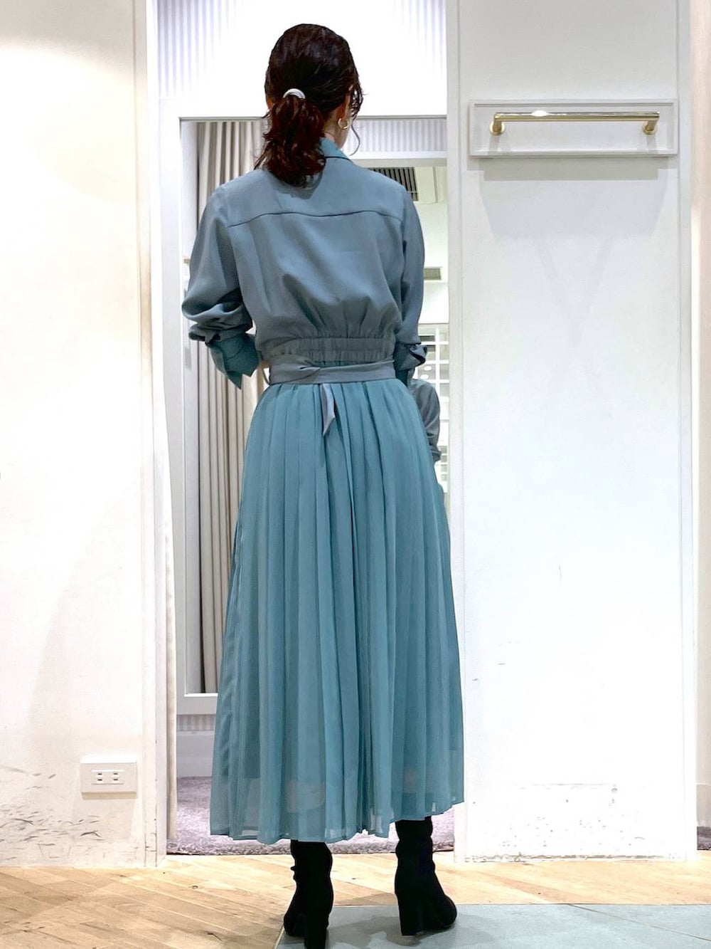 グリーン系のシャツワンピース、ブラウン系のショルダーバッグ、ベージュ系のバンダナ/スカーフを着用したレディースの夏コーディネートの4枚目の写真