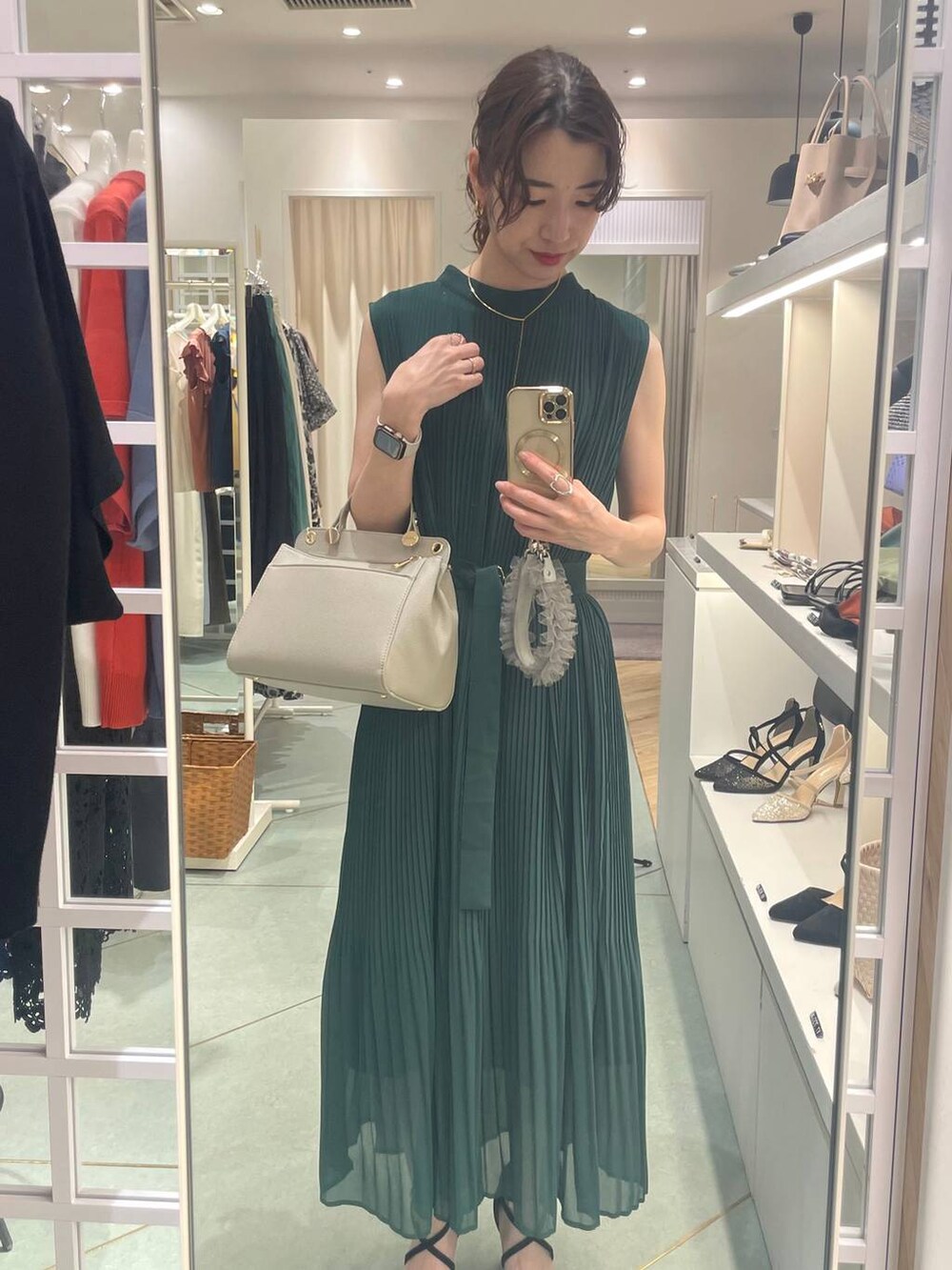 「ヘルシー、ナチュラル、きれいめ、パンプス、フェミニン、夏コーデ、デートコーデ、大人カジュアル、ワンピース、結婚式2次会、春コーデ、Andemiu、リラックス」｜「Andemiuの【改良】カシメバッグNEWモデル106963（トートバッグ、ベージュ系）」を使った、miuさん（レディース・157cm）の春コーディネートの3枚目の写真