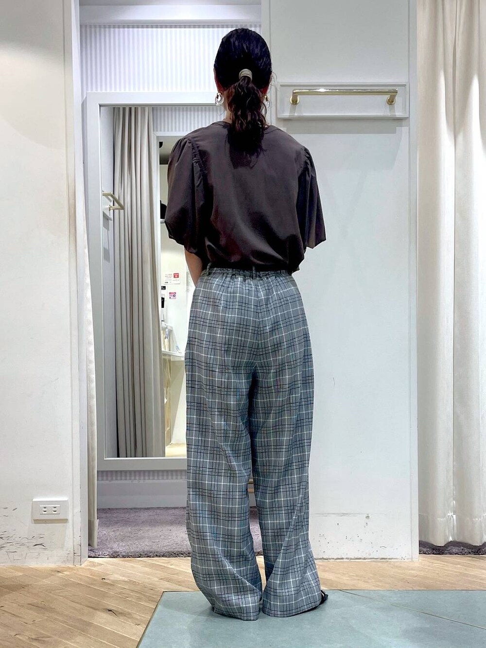 「Andemiu、ベルト、サンダル、リラックス、おでかけ、ヘルシー、ナチュラル、きれいめ、パンツ、ブラウス、ハンドバッグ、夏コーデ、きれいめカジュアル、大人カジュアル、チェック」｜「Andemiuのフロントカナグ2WAYBAG124556（ハンドバッグ、ブラック系）」を使った、miuさん（レディース・157cm）の夏コーディネートの3枚目の写真