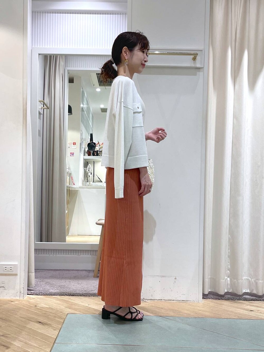 「きれいめ、Andemiu、大人カジュアル、きれいめカジュアル、ロングスカート、カーディガン、キャミソール、おでかけ、リラックス、ヘルシー、ナチュラル、スカート、ハンドバッグ、秋コーデ」｜「AndemiuのパールミニBAG124559（ショルダーバッグ、ホワイト系）」を使った、miuさん（レディース・157cm）の夏コーディネートの2枚目の写真