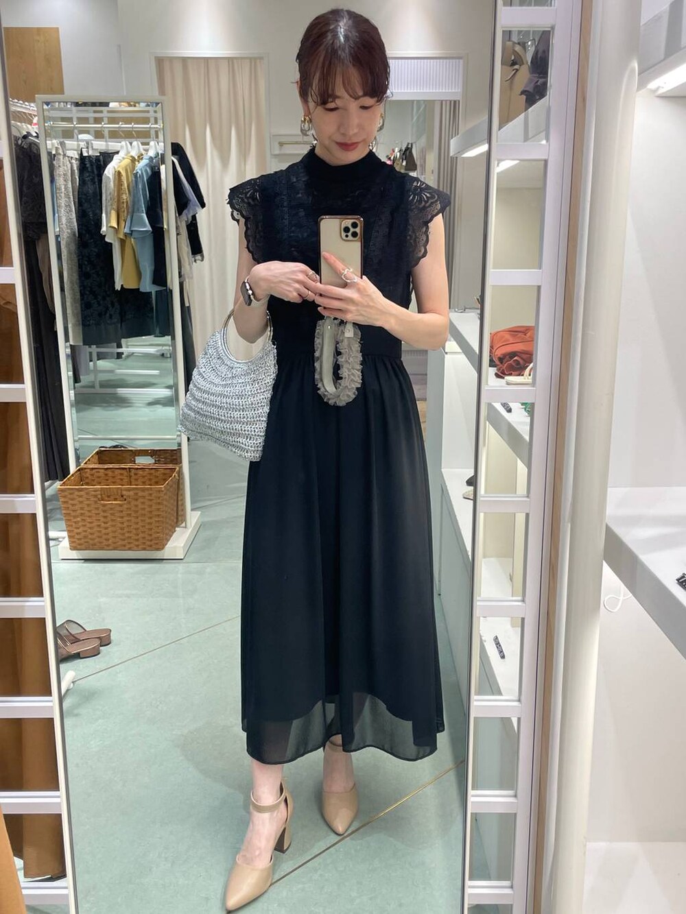 「リラックス、ヘルシー、ナチュラル、きれいめ、Andemiu、結婚式2次会、おでかけ、デート/ロマンティック、デートコーデ、ワンピース、パンプス、着痩せ・細見え、着痩せ」｜「AndemiuのメタリックヤーンBAG125042（ハンドバッグ、シルバー系）」を使った、miuさん（レディース・157cm）の夏コーディネートの4枚目の写真