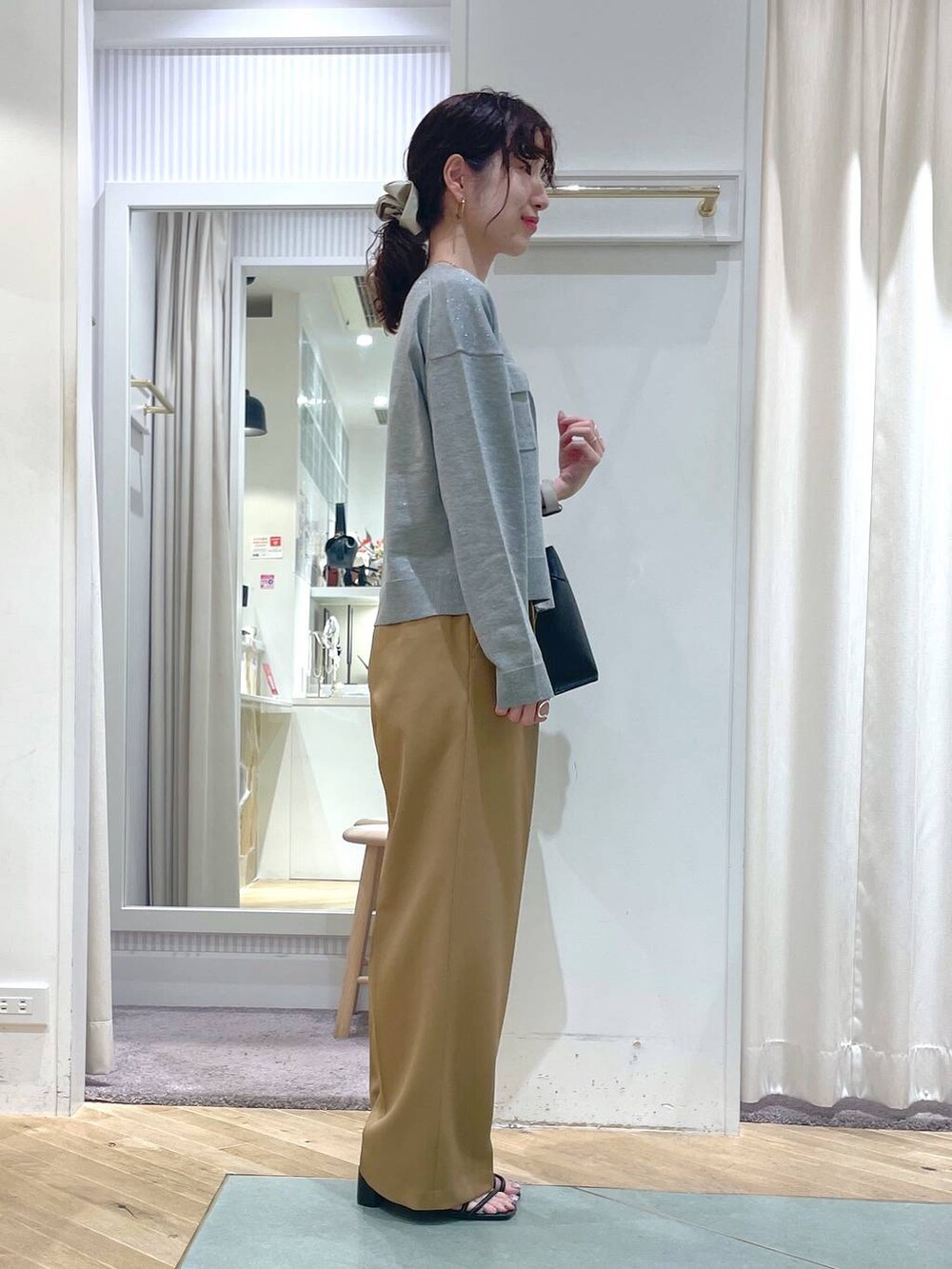 「きれいめカジュアル、大人カジュアル、Andemiu、カーディガン、サンダル、秋コーデ、ショルダーバッグ、リラックス、ヘルシー、ナチュラル、きれいめ、パンツ、ハンドバッグ」｜「Andemiuのフロントカナグ2WAYBAG124556（ハンドバッグ、ブラック系）」を使った、miuさん（レディース・157cm）の夏コーディネートの2枚目の写真