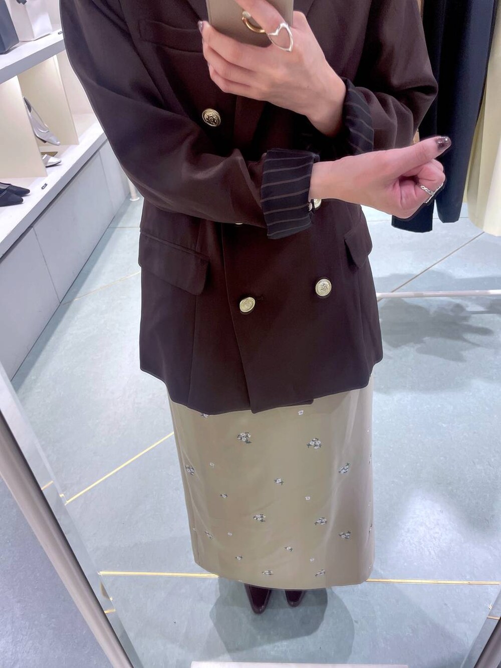 「きれいめカジュアル、ロングスカート、リラックス、ヘルシー、ナチュラル、春コーデ、きれいめ、Andemiu、おでかけ、大人カジュアル、秋コーデ、秋冬新作、ジャケット、ジャケットスタイル、スカート」｜「Andemiuの【抗菌/消臭/吸水/速乾/撥水】ヒールローファ576646（ローファー、ブラウン系）」を使った、miuさん（レディース・157cm）の夏コーディネートの4枚目の写真