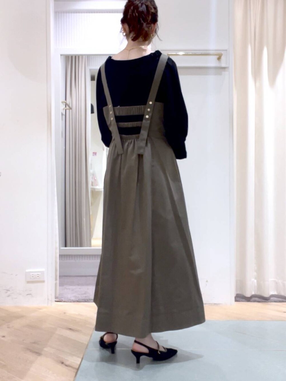 その他のサンダル、ブラック系のトートバッグ、ブラウン系のジャンパースカートを着用したレディースの春コーディネートの2枚目の写真