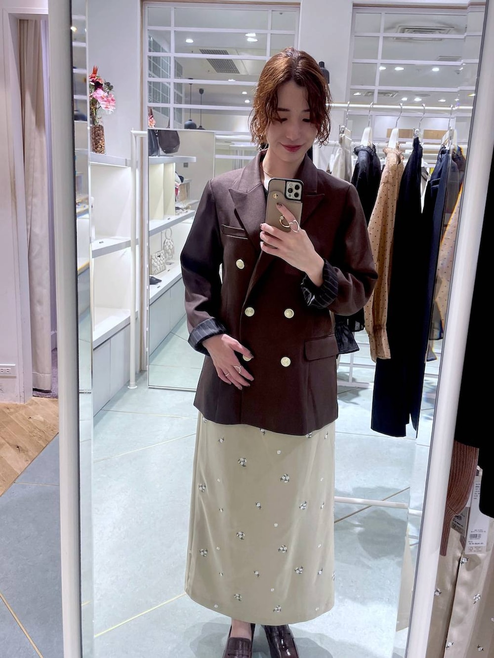 「きれいめカジュアル、ロングスカート、リラックス、ヘルシー、ナチュラル、春コーデ、きれいめ、Andemiu、おでかけ、大人カジュアル、秋コーデ、秋冬新作、ジャケット、ジャケットスタイル、スカート」｜「Andemiuの【抗菌/消臭/吸水/速乾/撥水】ヒールローファ576646（ローファー、ブラウン系）」を使った、miuさん（レディース・157cm）の夏コーディネートの2枚目の写真