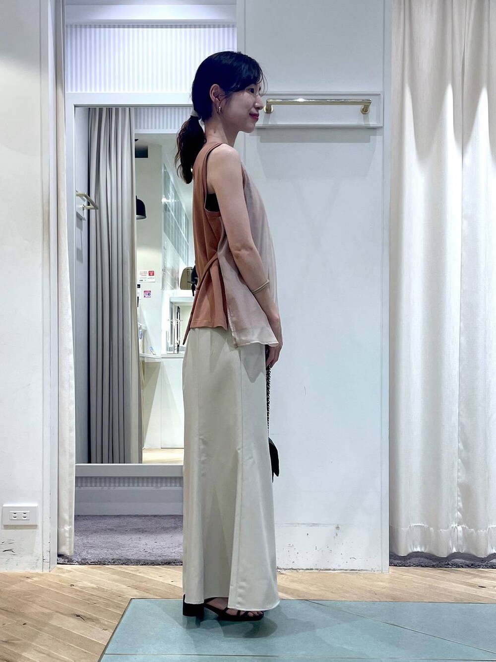 「リラックス、ヘルシー、ナチュラル、きれいめ、Andemiu、サンダル、きれいめカジュアル、おでかけ、スカート、夏コーデ、Tシャツ、ロングスカート、ショルダーバッグ、ハンドバッグ、大人カジュアル」｜「Andemiuのアソートマーメイドスカート136057（スカート、ホワイト系）」を使った、miuさん（レディース・157cm）の夏コーディネートの3枚目の写真