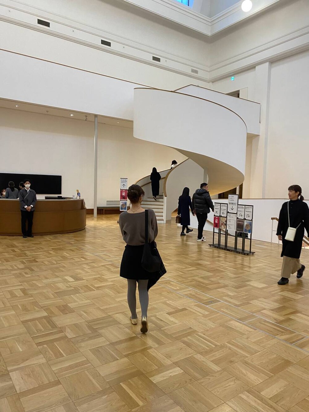 「リラックス、ヘルシー、ナチュラル、秋コーデ、冬コーデ、きれいめ、Andemiu、おでかけ、大人カジュアル、きれいめカジュアル、カーディガン、ニット、モノトーン」｜「Andemiuのネコチャンホルダー152077（キーホルダー、グレー系）」を使った、miuさん（レディース・157cm）の秋コーディネートの4枚目の写真
