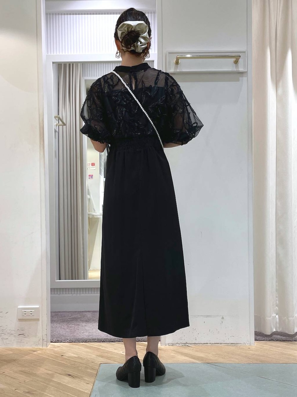 「結婚式2次会、おでかけ、デートコーデ、デート/ロマンティック、ワンピース、ショルダーバッグ、ハンドバッグ、パンプス、リラックス、ヘルシー、ナチュラル、きれいめ、Andemiu」｜「AndemiuのパールミニBAG124559（ショルダーバッグ、ホワイト系）」を使った、miuさん（レディース・157cm）の秋コーディネートの3枚目の写真
