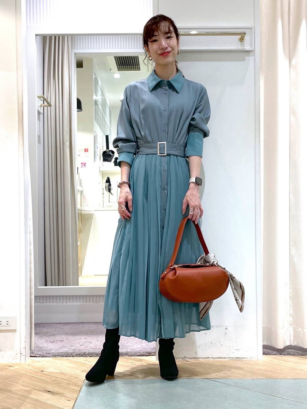 グリーン系のシャツワンピース、ブラウン系のショルダーバッグ、ベージュ系のバンダナ/スカーフを着用したレディースの夏コーディネートの2枚目の写真