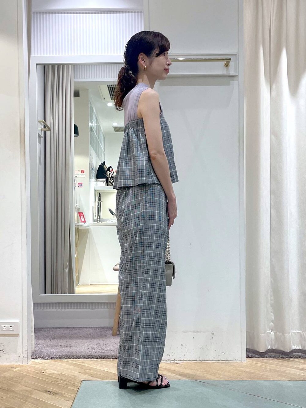 「リラックス、きれいめ、Andemiu、パンツ、レイヤードスタイル、ニット、サンダル、ハンドバッグ、ショルダーバッグ、夏コーデ、きれいめカジュアル、大人カジュアル、ヘルシー、ナチュラル」｜「Andemiuの【3スタイル】アソートレイヤードパンツ136045（その他パンツ、ブラック系）」を使った、miuさん（レディース・157cm）の夏コーディネートの2枚目の写真