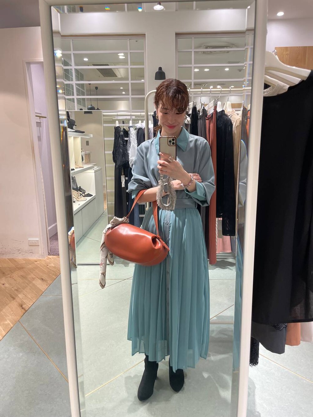 グリーン系のシャツワンピース、ブラウン系のショルダーバッグ、ベージュ系のバンダナ/スカーフを着用したレディースの夏コーディネートの5枚目の写真