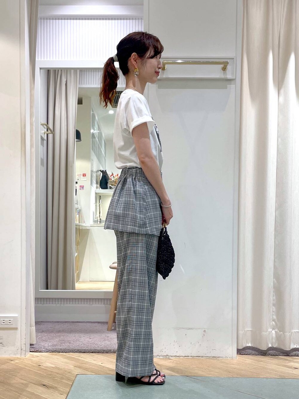 「リラックス、ヘルシー、ナチュラル、Andemiu、Tシャツ、パンツ、レイヤードスタイル、夏コーデ、きれいめカジュアル、大人カジュアル、サンダル、きれいめ、ハンドバッグ、おでかけ」|「AndemiuのメタリックヤーンBAG125042(ハンドバッグ、ブラック系)」を使った、miuさん(レディース・157cm)の夏コーディネートの2枚目の写真