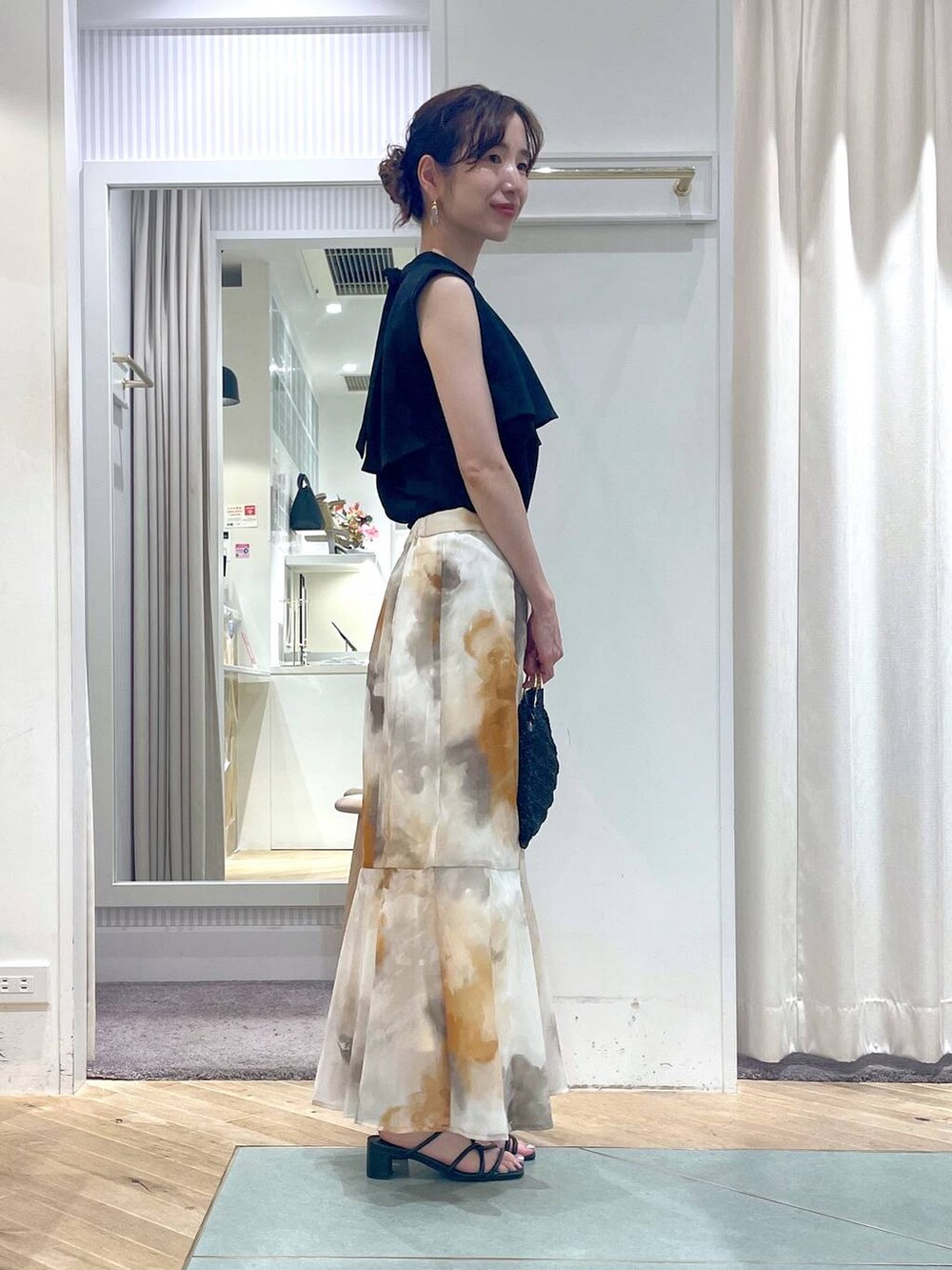 「ナチュラル、サンダル、リラックス、ヘルシー、きれいめ、Andemiu、スカート、旅行、ロングスカート、ブラウス、夏コーデ、おでかけ、ハンドバッグ」｜「AndemiuのメタリックヤーンBAG125042（ハンドバッグ、ブラック系）」を使った、miuさん（レディース・157cm）の夏コーディネートの2枚目の写真