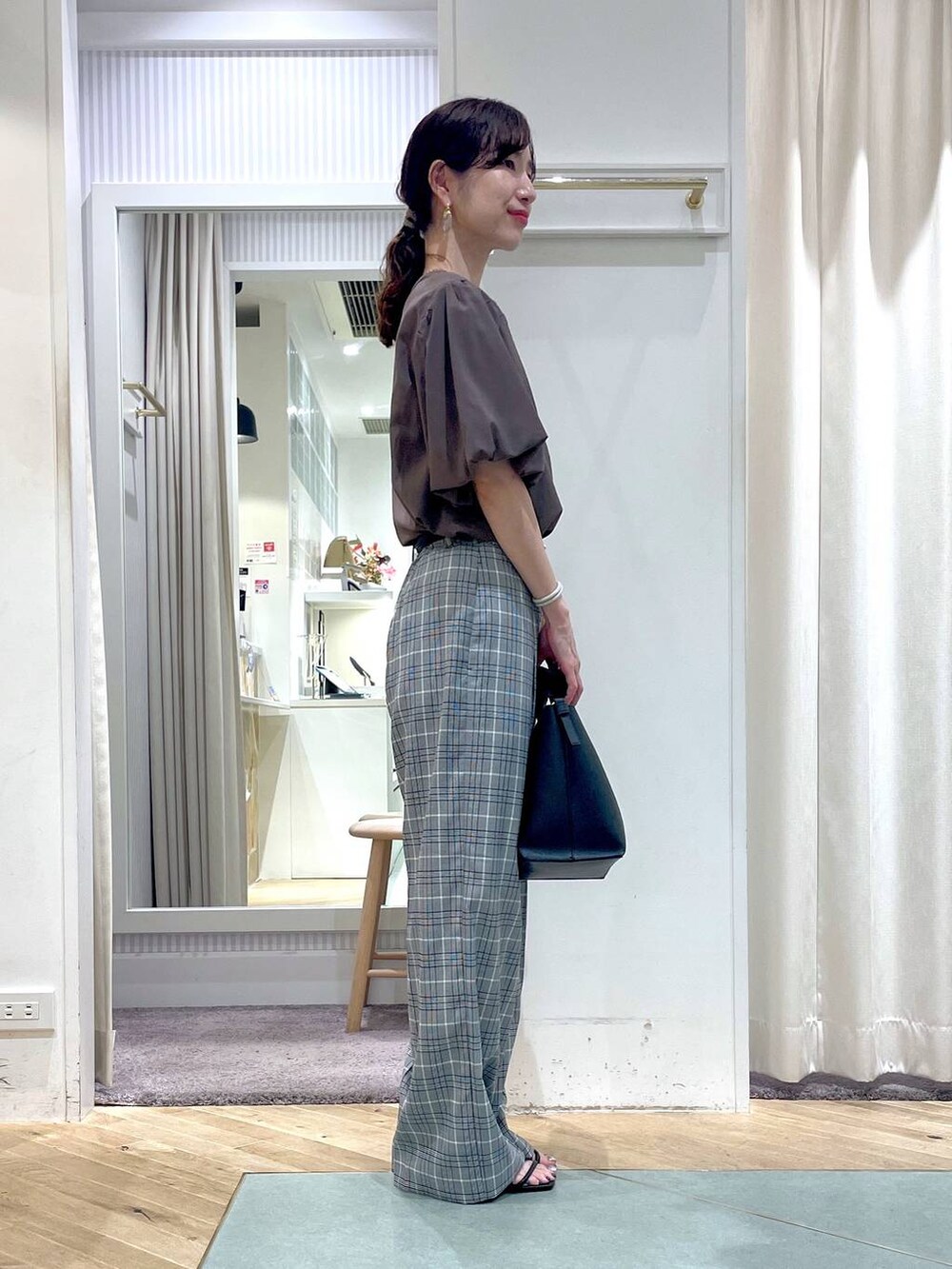 「Andemiu、ベルト、サンダル、リラックス、おでかけ、ヘルシー、ナチュラル、きれいめ、パンツ、ブラウス、ハンドバッグ、夏コーデ、きれいめカジュアル、大人カジュアル、チェック」｜「Andemiuのフロントカナグ2WAYBAG124556（ハンドバッグ、ブラック系）」を使った、miuさん（レディース・157cm）の夏コーディネートの2枚目の写真