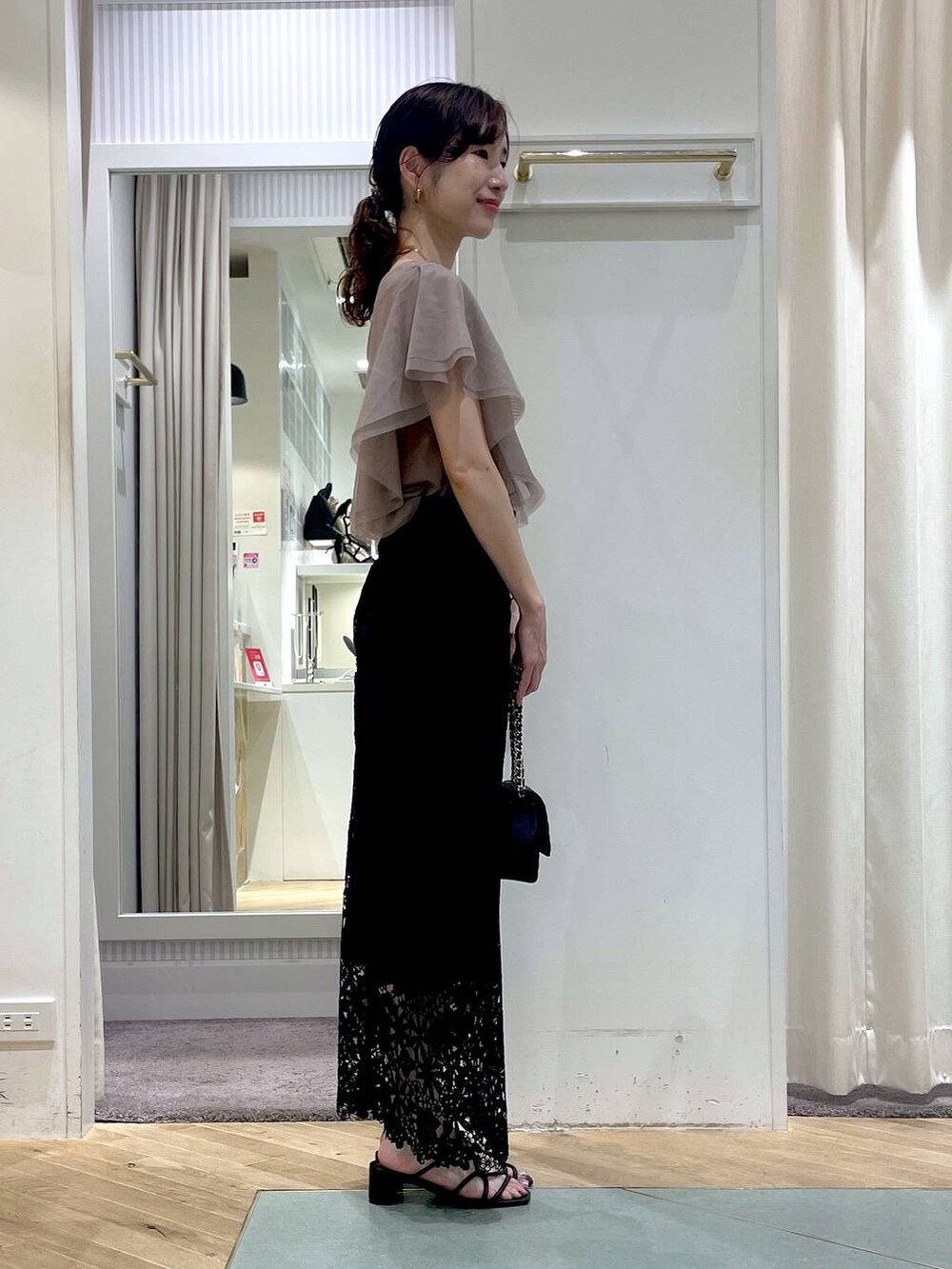 「きれいめカジュアル、Tシャツ、スカート、ロングスカート、ショルダーバッグ、ハンドバッグ、サンダル、おでかけ、大人カジュアル、きれいめ、Andemiu、リラックス、ヘルシー、ナチュラル」｜「AndemiuのレースＩラインスカート112733（スカート、ブラック系）」を使った、miuさん（レディース・157cm）の夏コーディネートの2枚目の写真