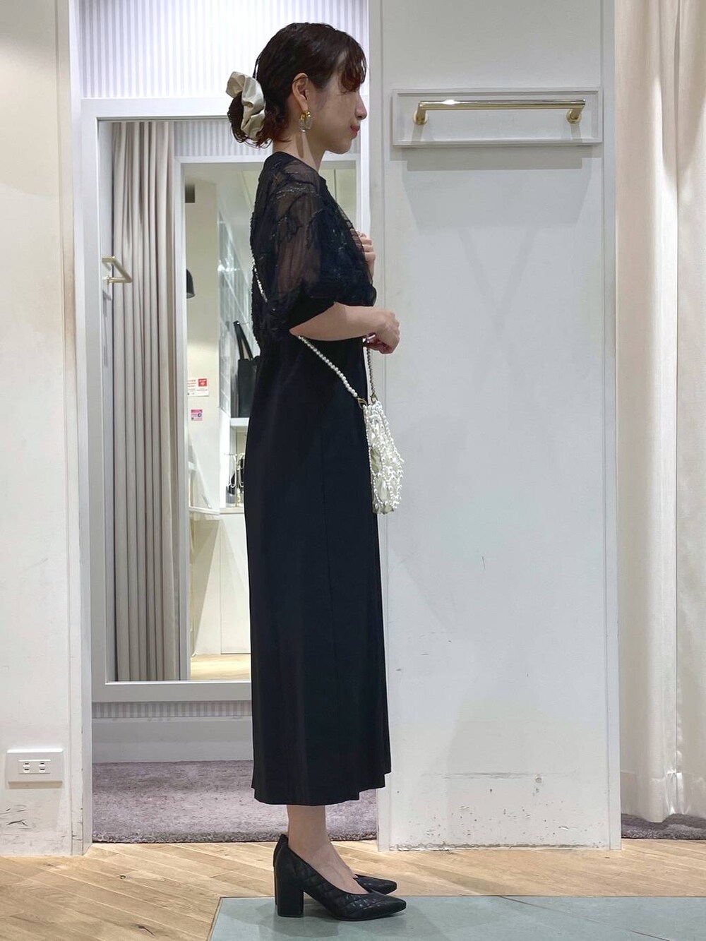「結婚式2次会、おでかけ、デートコーデ、デート/ロマンティック、ワンピース、ショルダーバッグ、ハンドバッグ、パンプス、リラックス、ヘルシー、ナチュラル、きれいめ、Andemiu」｜「AndemiuのパールミニBAG124559（ショルダーバッグ、ホワイト系）」を使った、miuさん（レディース・157cm）の秋コーディネートの2枚目の写真