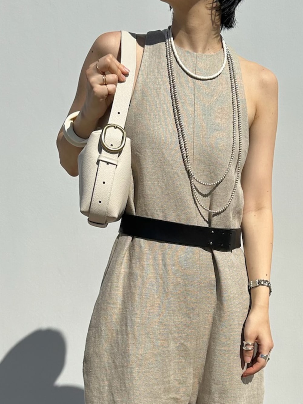 「TOFF & LOADSTONE、TOFF&LOADSTONE、トフ＆ロードストーン、ショルダーバッグ、ワンショルダー、オールインワン、リネン、レザーバッグ、夏ルックで気分アップ、キレイめカジュアル」｜「TOFF&LOADSTONEのイージー（M）（ハンドバッグ、ホワイト系）」を使った、NAOさん（レディース・157cm）の夏コーディネートの4枚目の写真
