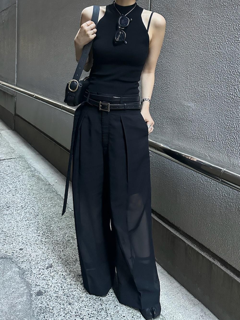 「夏ルックで気分アップ、TOFF & LOADSTONE、TOFF&LOADSTONE、トフ＆ロードストーン、クロスボディバッグ、ショルダーバッグ、レザーバッグ、ブラックコーデ、オールブラック、シアーパンツ、おでかけコーデ、キレイめカジュアル」｜「TOFF&LOADSTONEのイージー（S）（ショルダーバッグ、ブラック系）」を使った、NAOさん（レディース・157cm）の夏コーディネートの2枚目の写真