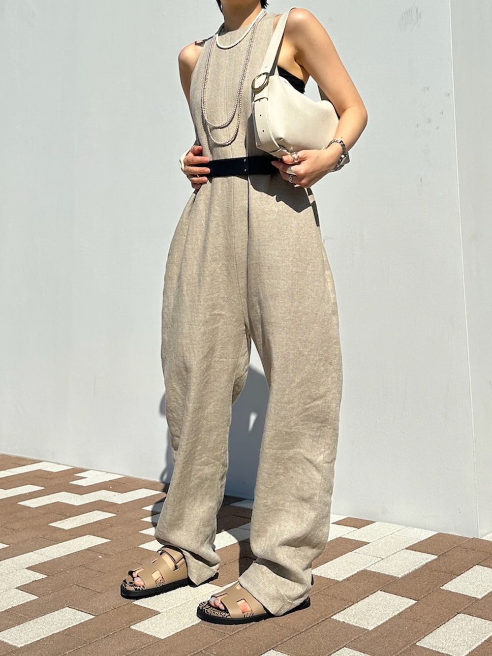 「TOFF & LOADSTONE、TOFF&LOADSTONE、トフ＆ロードストーン、ショルダーバッグ、ワンショルダー、オールインワン、リネン、レザーバッグ、夏ルックで気分アップ、キレイめカジュアル」｜「TOFF&LOADSTONEのイージー（M）（ハンドバッグ、ホワイト系）」を使った、NAOさん（レディース・157cm）の夏コーディネートの2枚目の写真