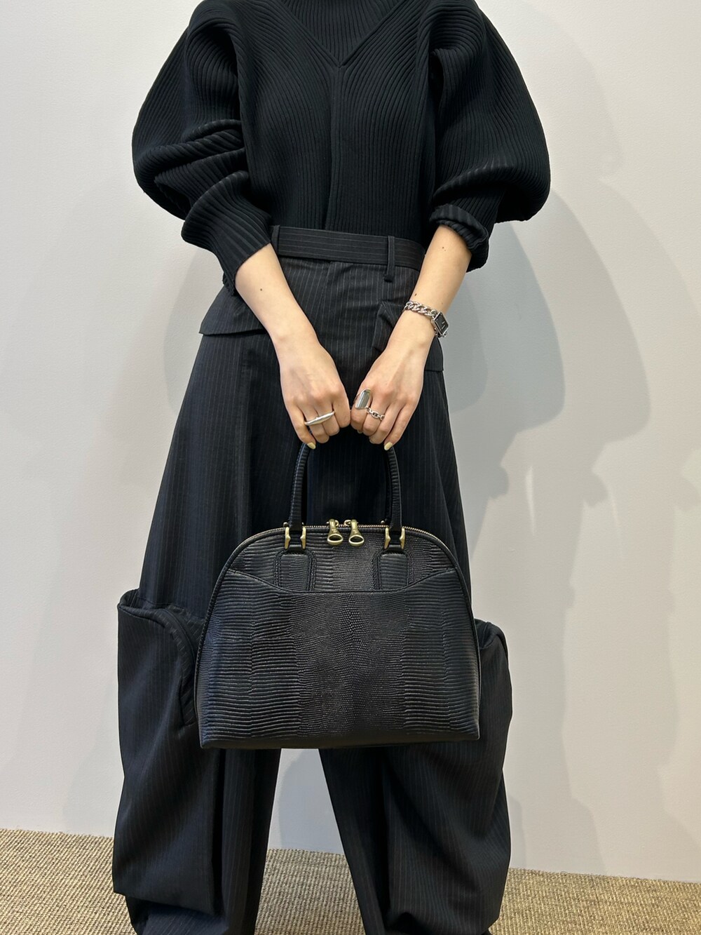 「TOFF&LOADSTONE、TOFF & LOADSTONE、トフ＆ロードストーン、バッグ、ハンドバッグ、本革、ローファー、きれいめカジュアル、シンプルコーデ、大人女子」｜「TOFF&LOADSTONEの【マジェ】ハンドバッグ（ハンドバッグ、ブラック系）」を使った、NAOさん（レディース・157cm）の春コーディネートの2枚目の写真